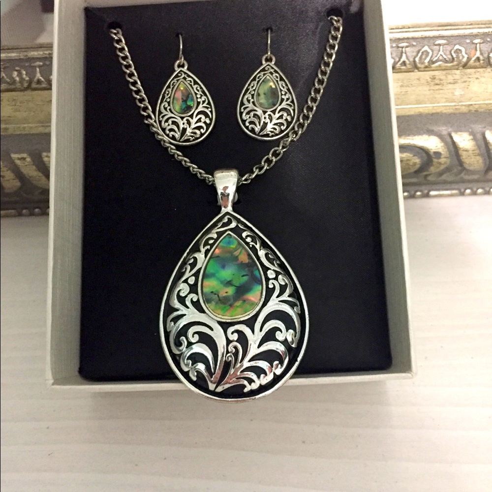 Women’s Necklace & Earrings Set